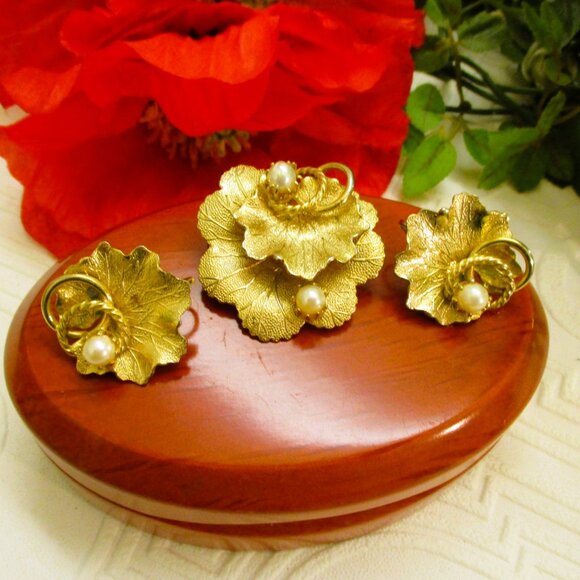 VINTAGE Cultured Pearls Gold Plate Brooch Earrings Set ~ Gold Leaf Swirl Pearls - Picture 3 of 16